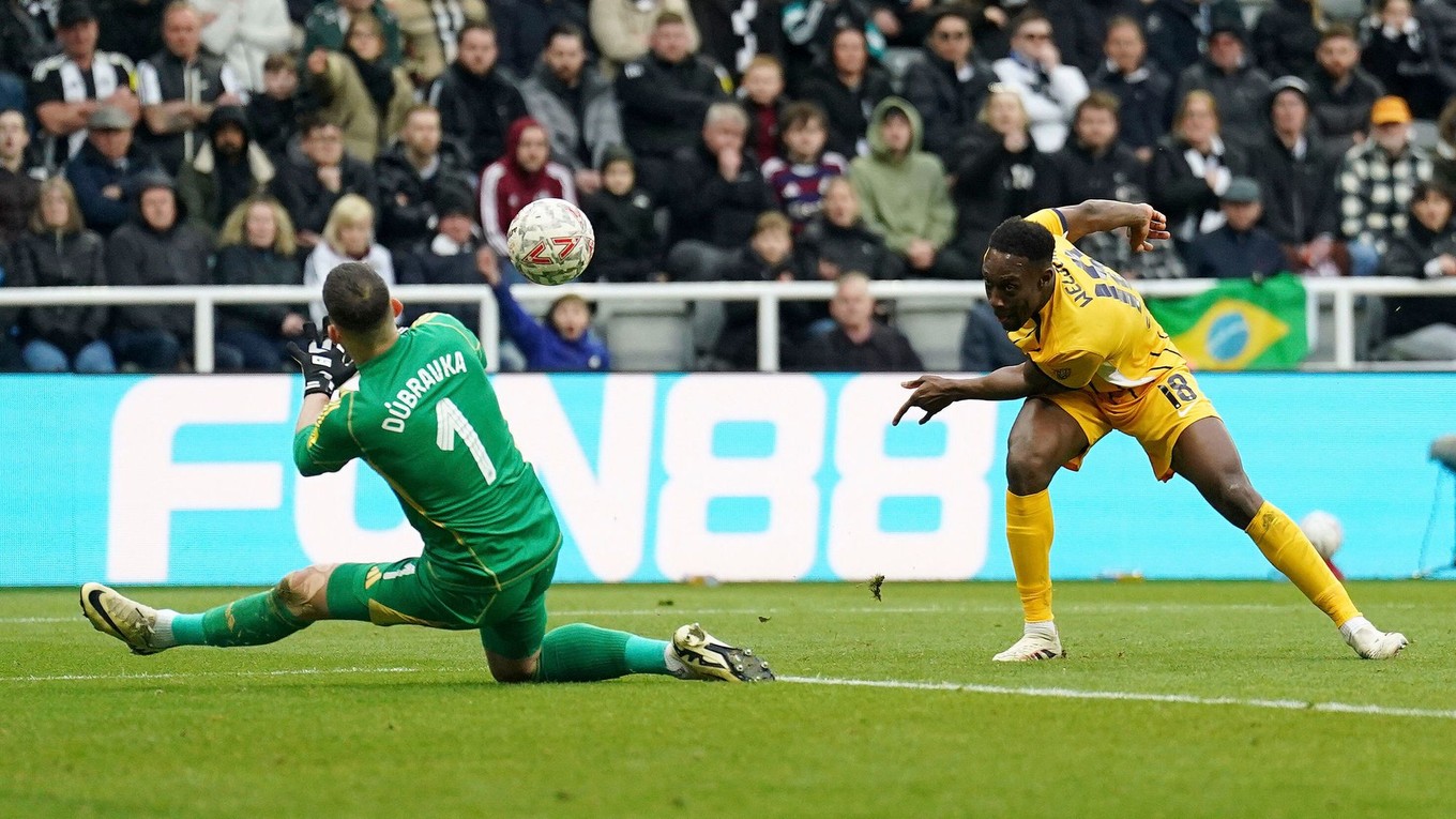 Brankár Newcastlu Martin Dúbravka inkasuje gól v predĺžení.