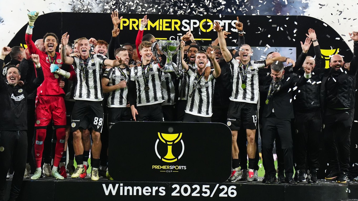 Futbalisti St. Mirren oslavujú víťazstvo v Škótskom pohári.