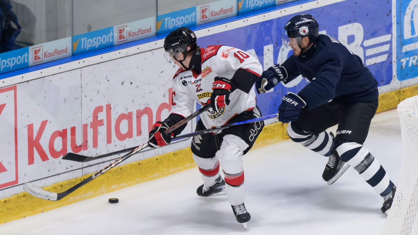 Oleksiy Myklukha (Banská Bystrica) a Martin Vitaloš (Nitra) v zápase 31. kola hokejovej Tipsport ligy.