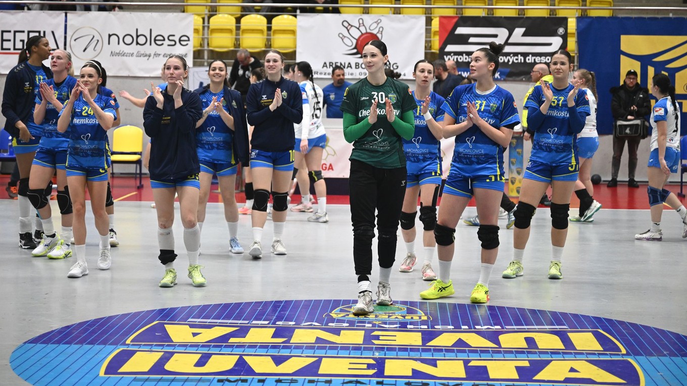 Hráčky Michaloviec sa tešia z výhry.
