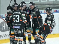 Radosť hráčov Košíc po úvodnom góle v zápase 19. kola hokejovej Tipos extraligy HK Nitra - HC Košice.