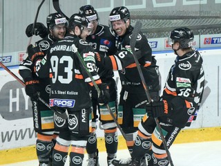 Radosť hráčov Košíc po úvodnom góle v zápase 19. kola hokejovej Tipos extraligy HK Nitra - HC Košice.