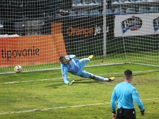 Brankár Michaloviec Viktor Budinský inkasuje vyrovnávajúci gól na 2:2 z pokutového kopu počas zápasu 19. kola Niké ligy MFK Zemplín Michalovce - FK Železiarne Podbrezová.