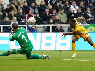 Brankár Newcastlu Martin Dúbravka inkasuje gól v predĺžení.