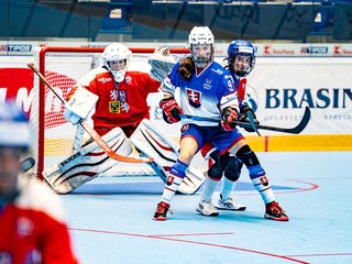 Momentka zo zápasu Slovensko - Česko na MS v hokejbale žien do 20 rokov