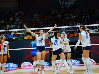 Radosť slovenských volejbalistiek v zápase proti Taliansku na MS 2025 v Thajsku. 