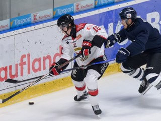 Oleksiy Myklukha (Banská Bystrica) a Martin Vitaloš (Nitra) v zápase 31. kola hokejovej Tipsport ligy.