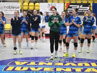 Hráčky Michaloviec sa tešia z výhry.