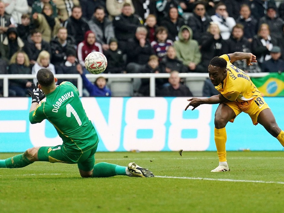 Brankár Newcastlu Martin Dúbravka inkasuje gól v predĺžení.