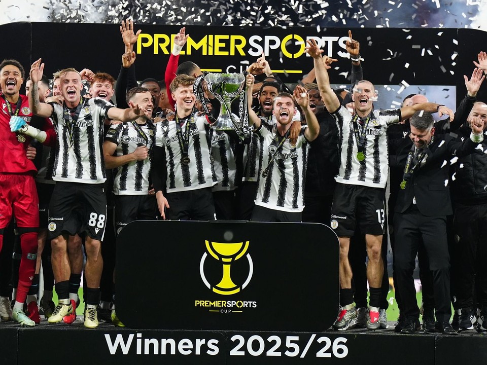 Futbalisti St. Mirren oslavujú víťazstvo v Škótskom pohári.