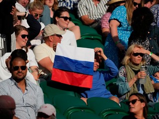 Fanúšik s ruskou vlajkou počas turnaja vo Wimbledone. 