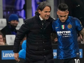 Útočník Interu Miláno Lautaro Martínez s trénerom Simonem Inzaghim. 
