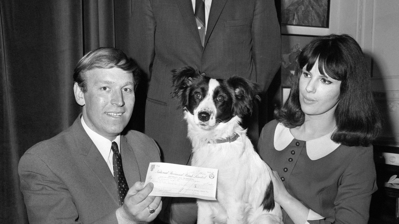 David Corbett s manželkou Jeanne a ich psom  Picklesom, ktorý v roku 1966 našiel ukradnutú trofej FIFA. 