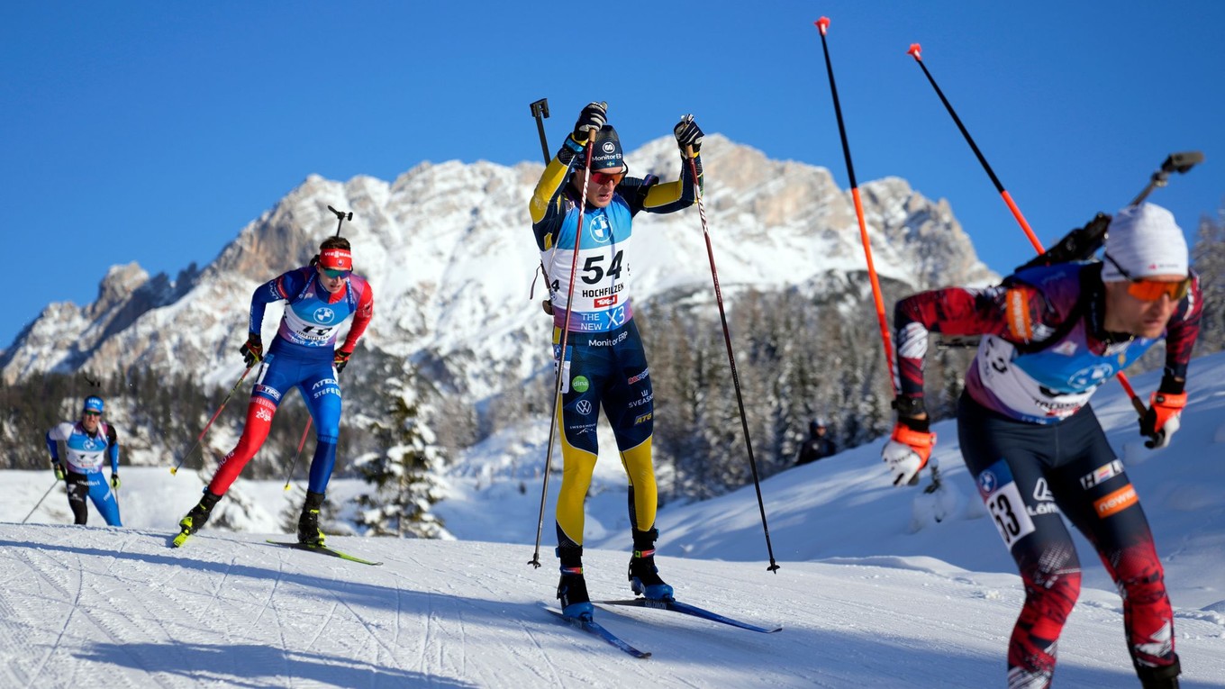 Fotka zo šprintu mužov v rakúskom stredisku Hochfilzen.