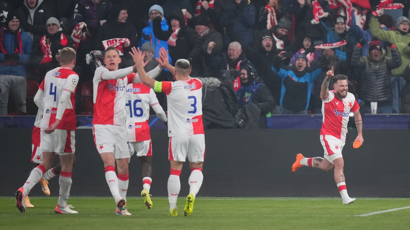 Slavia Praha oslavuje gól. 