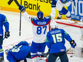 Pavol Regenda oslavuje gól v zápase základnej A- skupiny Slovensko - Slovinsko na MS v hokeji 2025. 