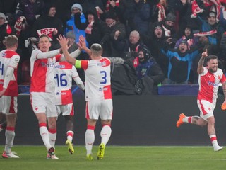 Slavia Praha oslavuje gól.