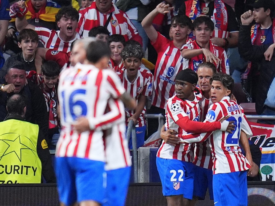 Atlético Madrid oslavuje gól. 