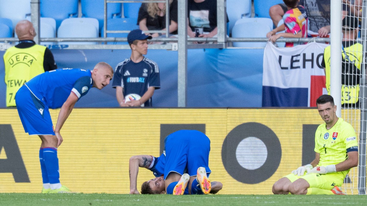 Slovenskí futbalisti po zápase so Španielskom 