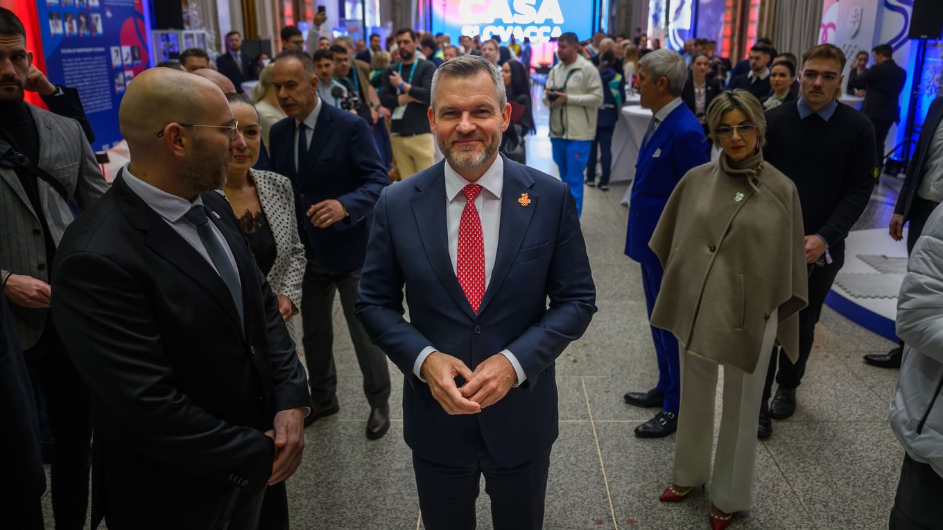 Uprostred prezident SR Peter Pellegrini