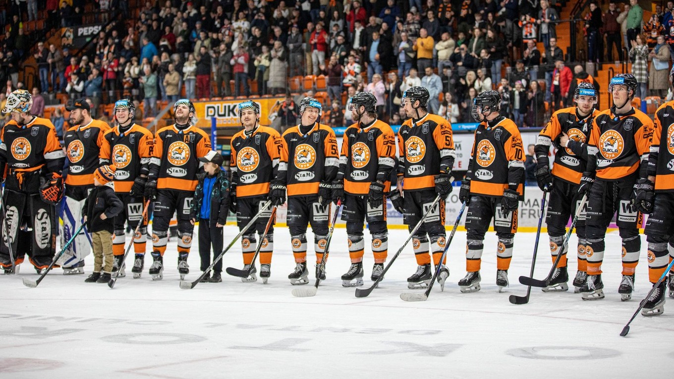 Hráči Michaloviec oslavujú postup.