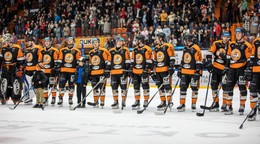 Hráči Michaloviec oslavujú postup.