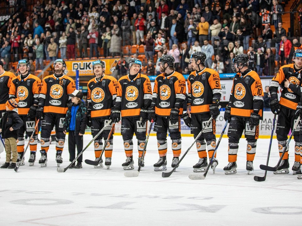 Hráči Michaloviec oslavujú postup.