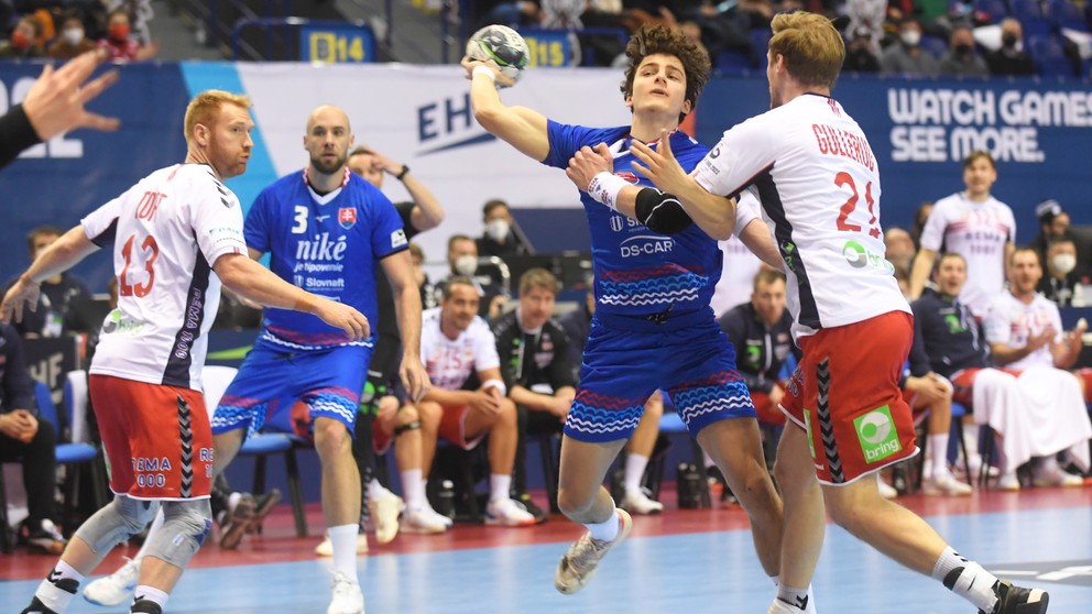 Na snímke s loptou Tomáš Smetanka (Slovensko), vpravo Magnus Gullerud (Nórsko) v zápase F-skupiny majstrovstiev Európy hádzanárov.