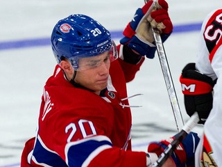 Juraj Slafkovský v drese Montrealu Canadiens v súboji s Jakeom Sandersonom z Ottawy Senators.