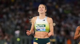 Emma Zapletalová zo Slovenska prechádza cieľovou čiarou a víťazí v behu na 400 metrov cez prekážky žien počas atletického mítingu Diamantovej ligy v Ríme.