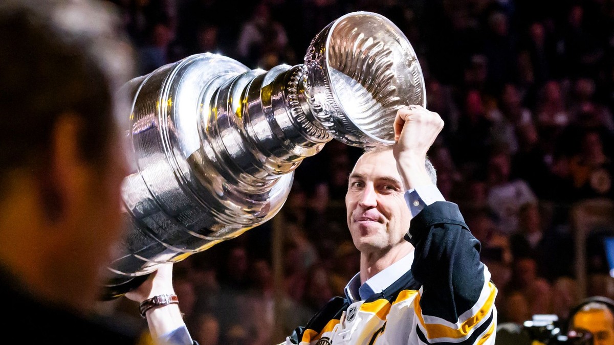 Víťazi Stanleyho pohára z roku 2011 pri oslavách storočnice Bostonu Bruins.
