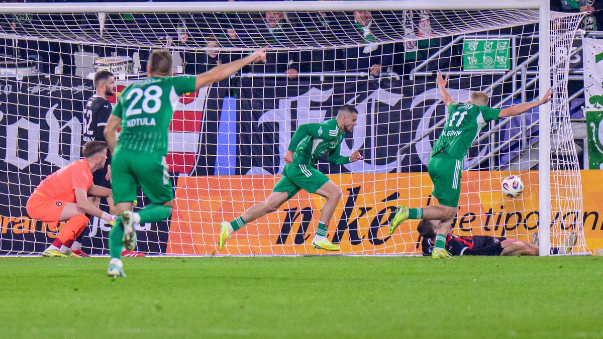 Na snímke druhá gólová akcia Prešova počas zápasu 14. kola futbalovej Niké ligy FC Tatran Prešov - FC Spartak.