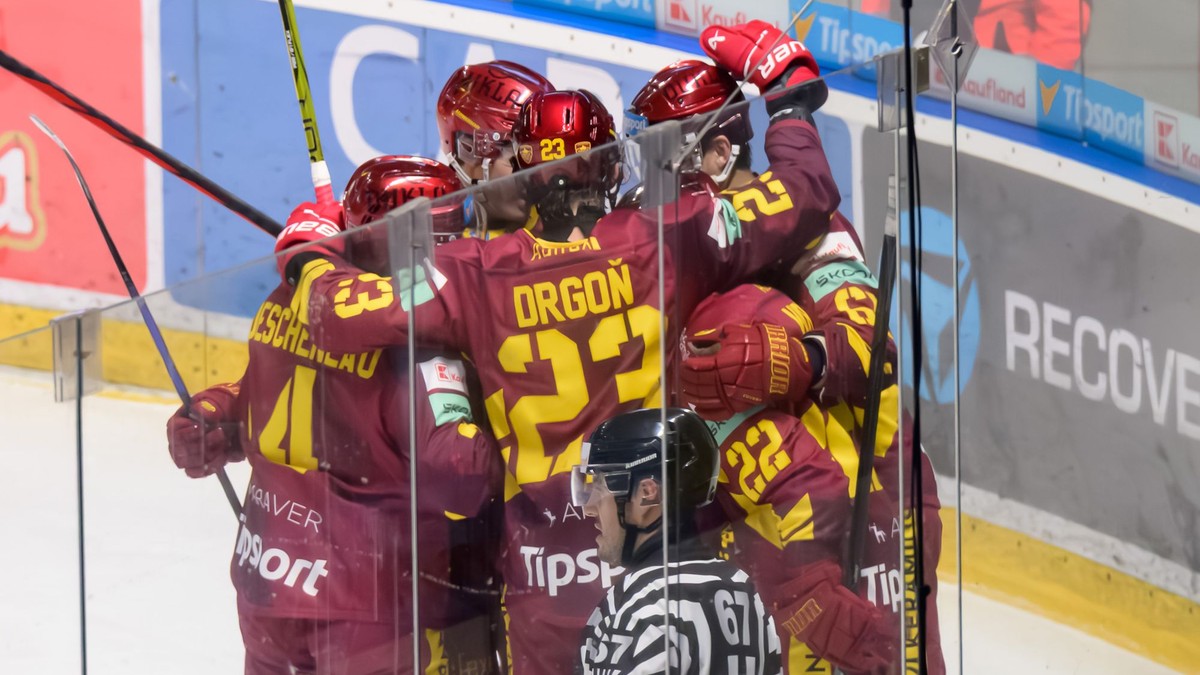 Na snímke hráči Trenčína sa tešia z gólu.