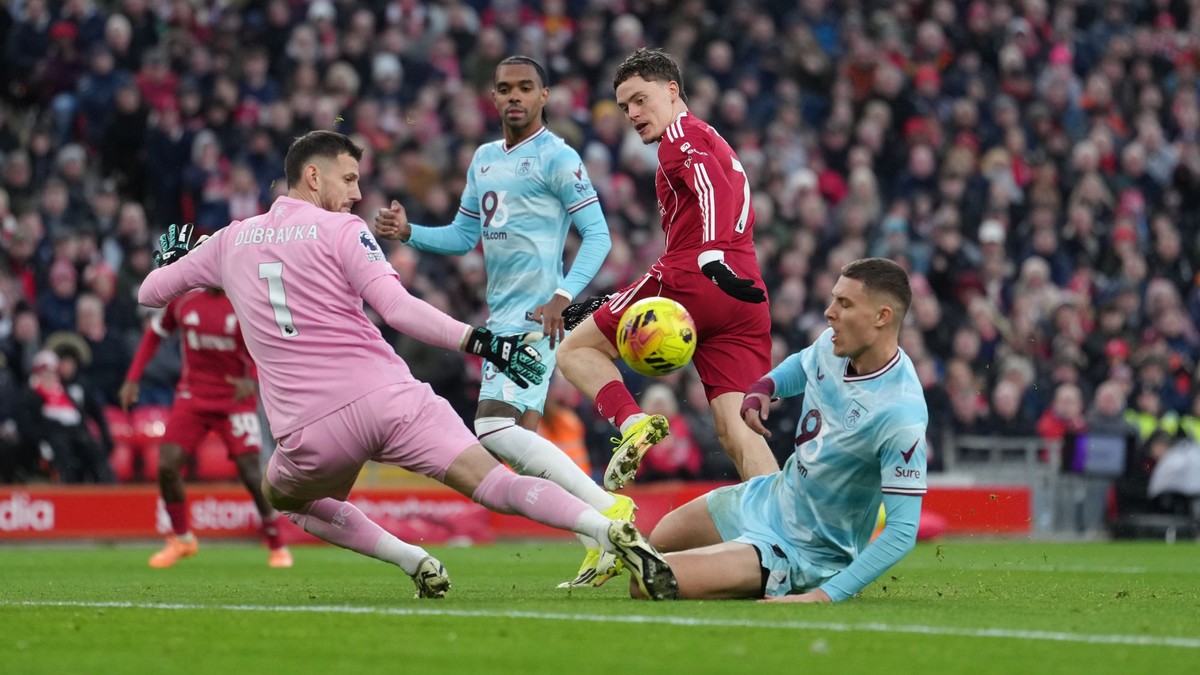 Slovenský brankár Martin Dúbravka chytá strelu Floriana Wirtz z Liverpoolu.