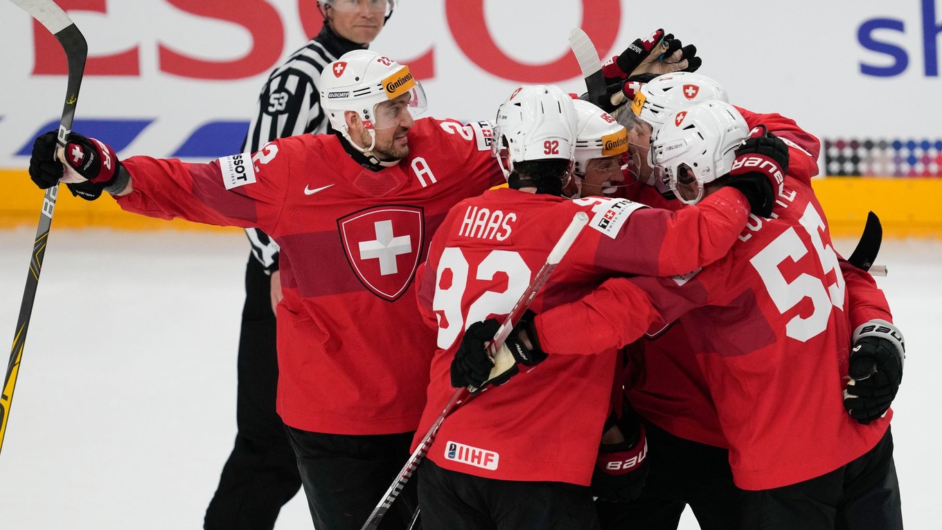 Kevin Fiala oslavuje so spoluhráčmi gól v semifinále Kanada - Švajčiarsko na MS v hokeji 2024. 