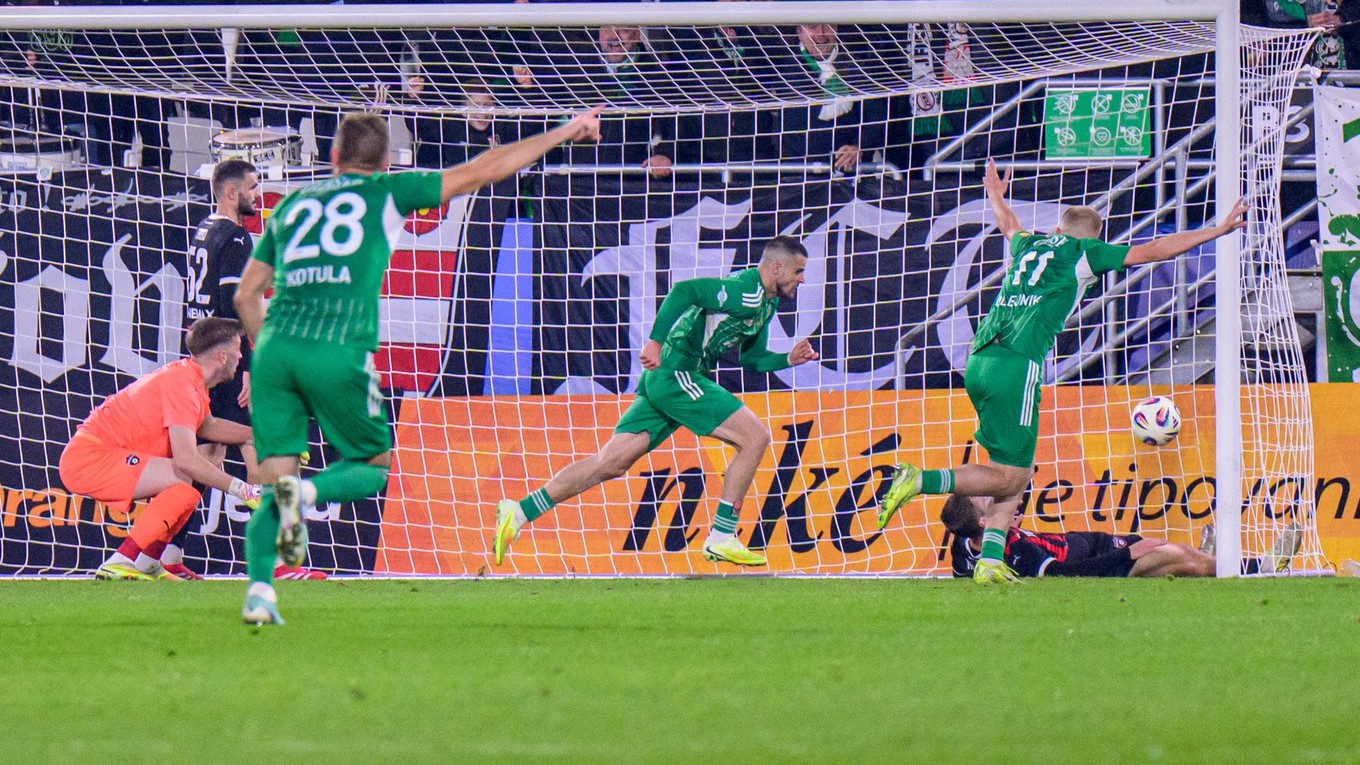 Na snímke druhá gólová akcia Prešova počas zápasu 14. kola futbalovej Niké ligy FC Tatran Prešov - FC Spartak.