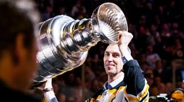 Víťazi Stanleyho pohára z roku 2011 pri oslavách storočnice Bostonu Bruins.