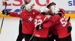 Kevin Fiala oslavuje so spoluhráčmi gól v semifinále Kanada - Švajčiarsko na MS v hokeji 2024. 