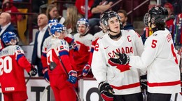 Kanadský hokejista Porter Martone (22)  sa teší z gólu v zápase základnej B-skupiny Česko - Kanada na MS hráčov do 20 rokov.