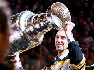 Víťazi Stanleyho pohára z roku 2011 pri oslavách storočnice Bostonu Bruins.