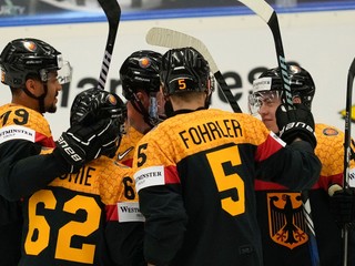 Alexander Ehl oslavuje gól v zápase Nemecko - Poľsko na MS v hokeji 2024. 