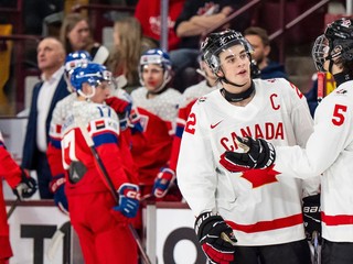 Kanadský hokejista Porter Martone (22)  sa teší z gólu v zápase základnej B-skupiny Česko - Kanada na MS hráčov do 20 rokov.