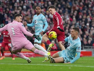 Slovenský brankár Martin Dúbravka chytá strelu Floriana Wirtz z Liverpoolu.
