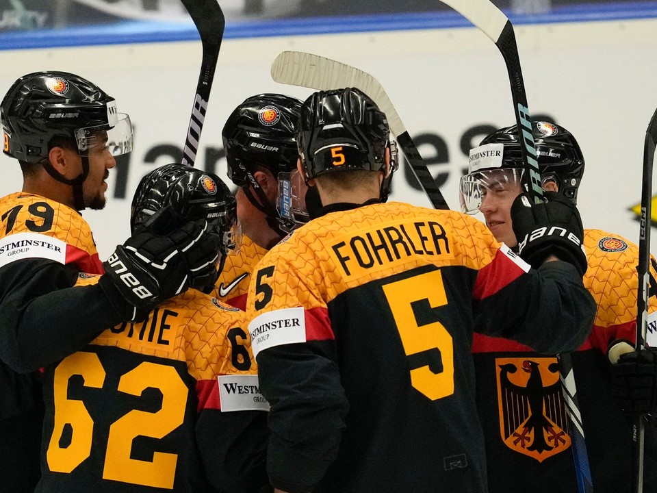 Alexander Ehl oslavuje gól v zápase Nemecko - Poľsko na MS v hokeji 2024. 