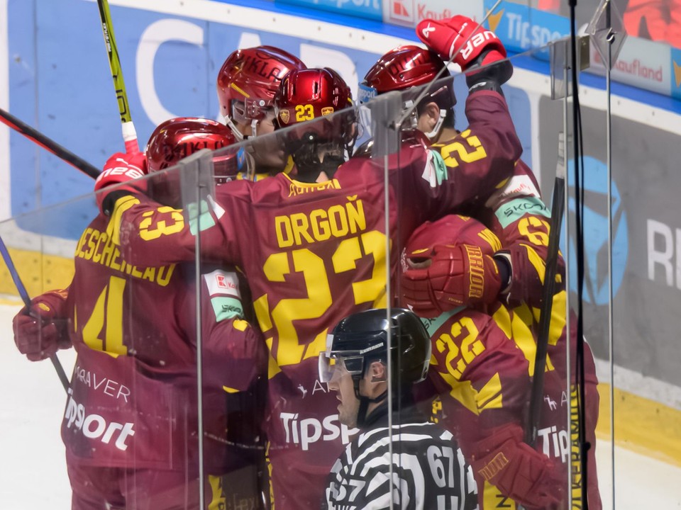 Na snímke hráči Trenčína sa tešia z gólu.