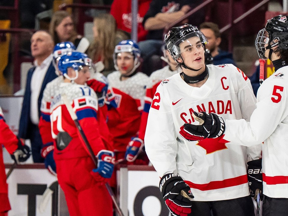 Kanadský hokejista Porter Martone (22)  sa teší z gólu v zápase základnej B-skupiny Česko - Kanada na MS hráčov do 20 rokov.