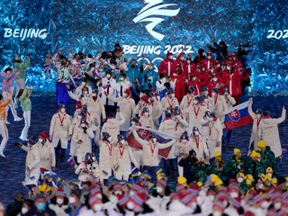 Slovenská výprava počas záverečného ceremoniálu na ZOH 2022 v Pekingu.