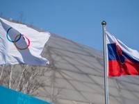 Olympijská a slovenská vlajka - ilustračná fotografia.