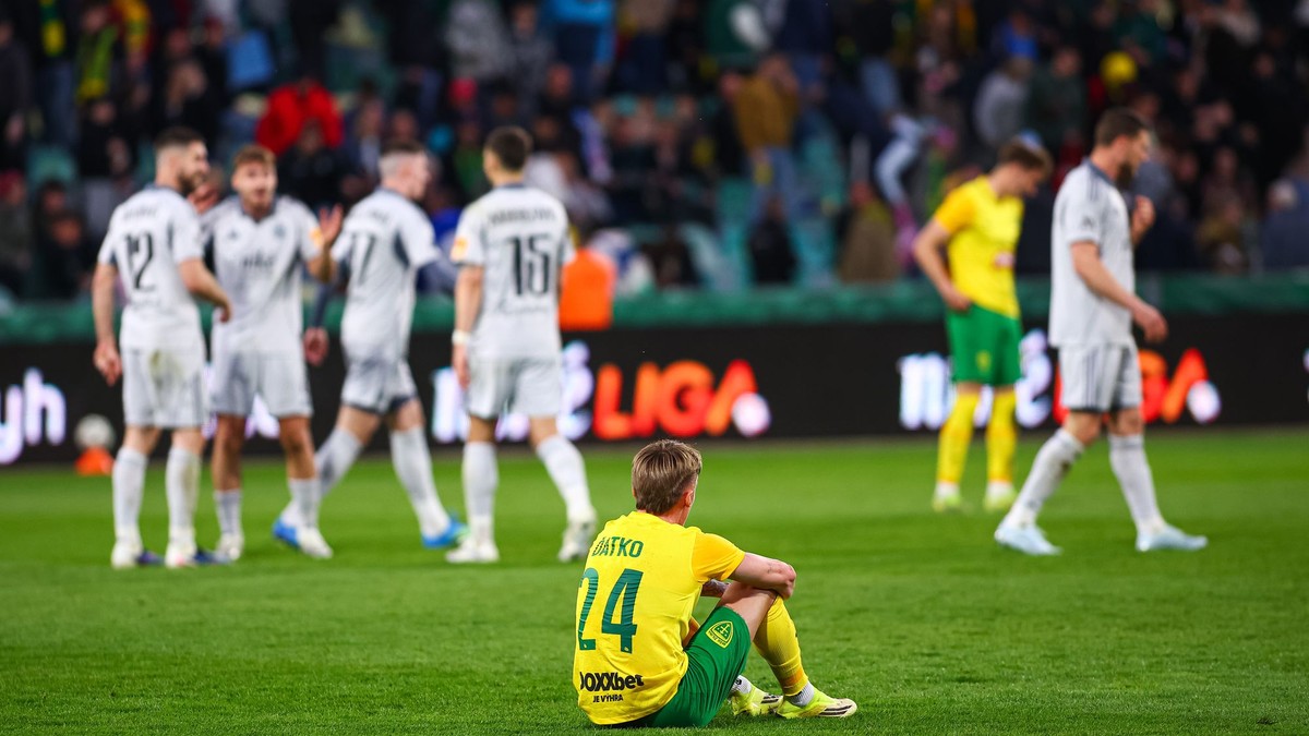 V popredí sklamaný Samuel Ďatko (Žilina) po prehre v zápase 6. kola nadstavbovej časti futbalovej Niké ligy v skupine o titul medzi MŠK Žilina - ŠK Slovan Bratislava.