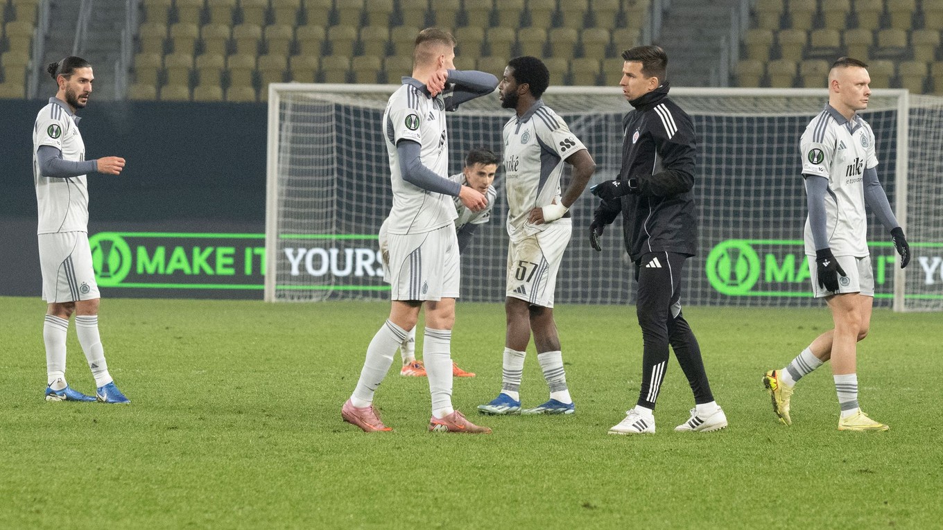 Na snímke hráči Slovana po prehratom zápase v Tetove.